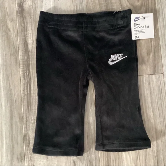 Nike Infant girls set size 3 months(NWT) ~PRICE IS FIRM, NO OFFERS~ - Picture 3 of 4
